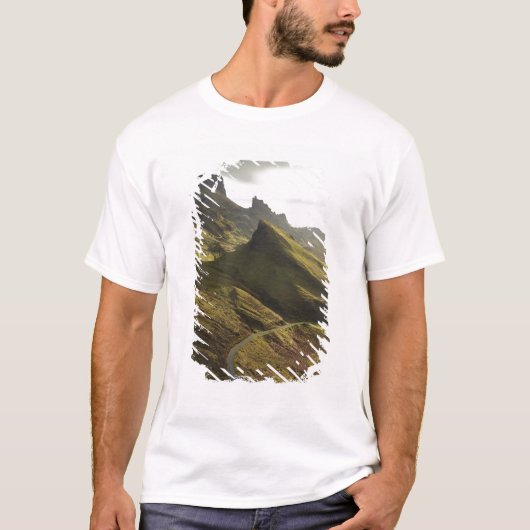 スカイ島のザ・クワイリングへ続く道 Tシャツ (正面)