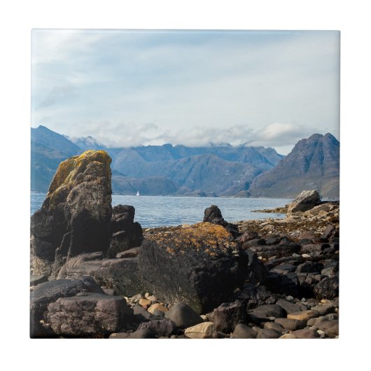 スカイ島 – スコットランド，英国 タイル (正面)