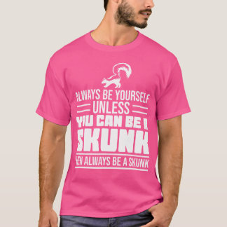スカウンおもしろいクスクワッドはスカンク精神の動物のスカンクになる Tシャツ
