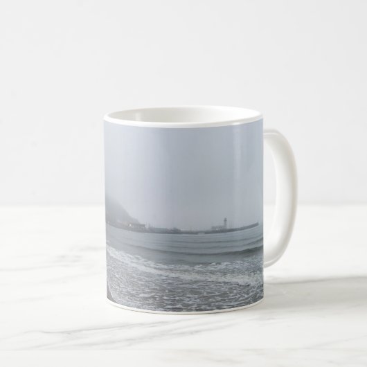 スカボローサウスベイ海岸の霧の朝 コーヒーマグカップ (正面右)