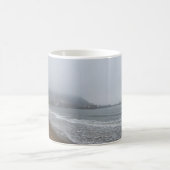 スカボローサウスベイ海岸の霧の朝 コーヒーマグカップ (中央)