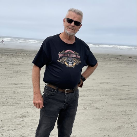 スカルおもしろい卒業式ナックルヘッドアカデミー Tシャツ