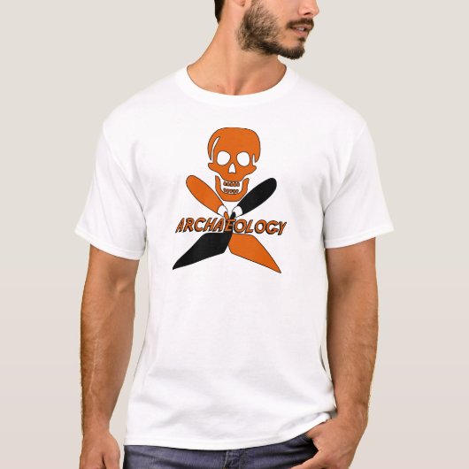 スカルおよび交差させたこての考古学 Tシャツ (正面)