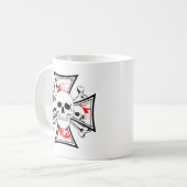 スカルおよび十字の骨を搭載する鉄の十字 コーヒーマグカップ (正面左)