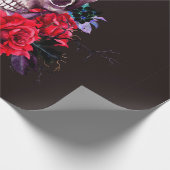 スカルで、黒い花の枝と赤いバラの海 ラッピングペーパー (角)