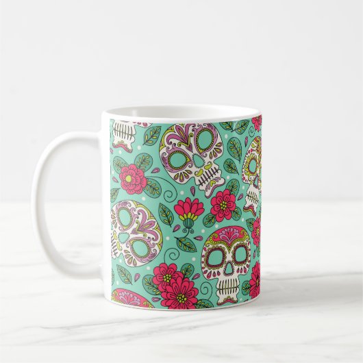 スカルと花。シームレスな背景メキシコダ コーヒーマグカップ (左)