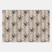 スカルとCrossbones on Tan ストライプの ラッピングペーパーシート (正面2)