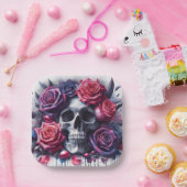 スカルに囲まれた鮮やかバラ ペーパープレート (パーティー)