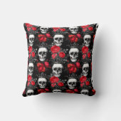 スカルの王冠と暗い黒の上の色あせた赤いバラ クッション (裏面)