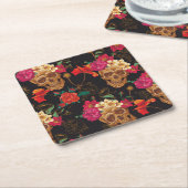 スカルの花：シームレスな暗い背景。 スクエアペーパーコースター (アングル)