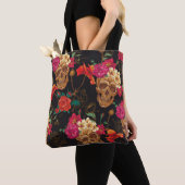 スカルの花：シームレスな暗い背景。 トートバッグ (クローズアップ)