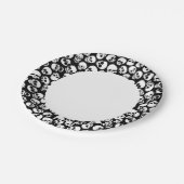 スカルを黒の背景パターンで表示 ペーパープレート (アングル)