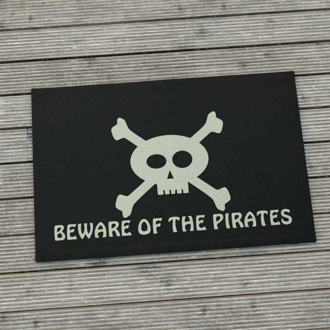 スカルクロスボーンパイレーツブラックカスタムに注意 ドアマット (Beware of the Pirates doormat to keep your visitors aware there may be pirates about)