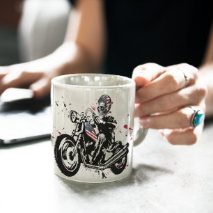 スカルバイクもしくは自転車に乗る人とアメリカ国旗のヘルメット コーヒーマグカップ
