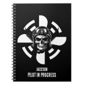 スカルパイロット&飛行機プロペラ、ミニマリスト、ブラック ノートブック (正面)