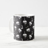スカルパターンと武器:暗い背景。 コーヒーマグカップ (正面左)