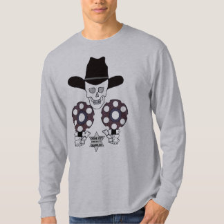 スカル二重銃のバッジのごまかし都市、カンザスの保安官 Tシャツ