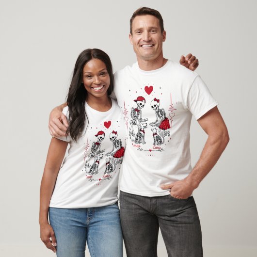 スカル夫婦が犬と猫に餌やり Tシャツ (ユニセックス)