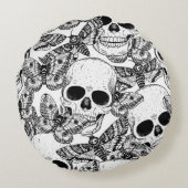 スカル、蝶：手書きのヴィンテージパターン ラウンドクッション (裏面)