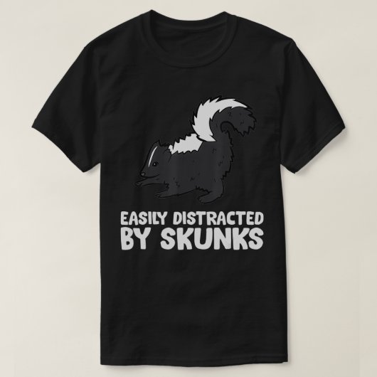 スカンクに簡単に気を取られる スカンクが好き スカンク好き Tシャツ (デザイン正面)