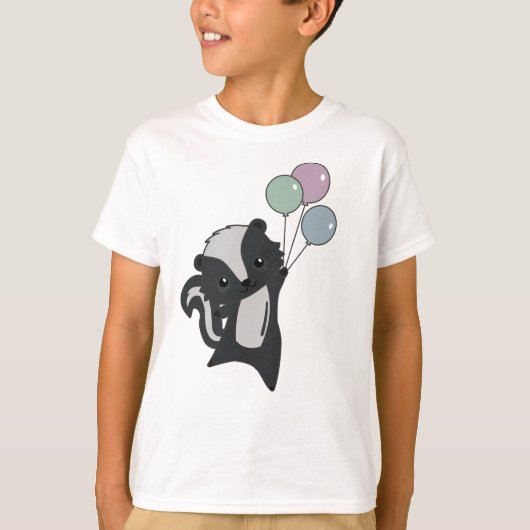 スカンクは気球で飛びカラフル上がる Tシャツ (正面)