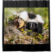 スカンクストライプのファーンログ シャワーカーテン (正面)