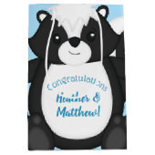 スカンクベビーシャワーブルー ミディアムペーパーバッグ (正面)