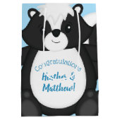 スカンクベビーシャワーブルー ミディアムペーパーバッグ (裏面)