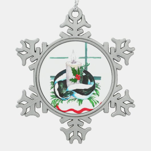 スカンク包まれたホリー付きクリスマスキャンドル スノーフレークピューターオーナメント (正面)