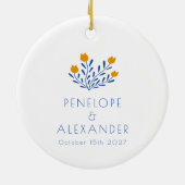 スカンジィフォーク花ブルーイエローカスタムウェディング セラミックオーナメント (裏面)