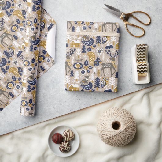 スカンジクリスマスキュートなウッドランド動物のトープ ラッピングペーパー (クラフト)