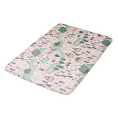 スカンジナビアのファームタウンパターンピンク バスマット (アングル)