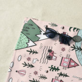 スカンジナビアのファームタウンパターンピンク ビーチタオル (インサイチュ)