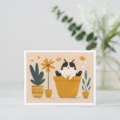 スカンジナビアのフラワーポットに座るハッピーキャット ポストカード (スタンド正面)