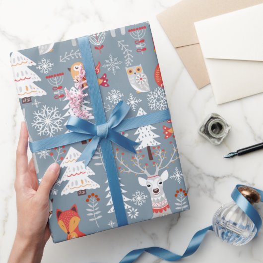 スカンジナビアの森林の動物のクリスマスホリデー ラッピングペーパー (ギフト)