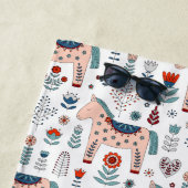 スカンジナビアの馬の民芸パターン ビーチタオル (インサイチュ)