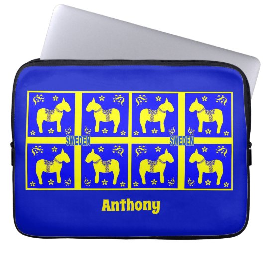 スカンジナビアデザイン，スウェーデンホース，パーソナライズ， ラップトップスリーブ (正面)