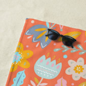 スカンジナビアフォーク花の模様(オレンジ色) ビーチタオル (インサイチュ)