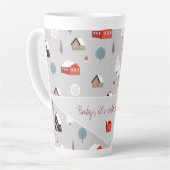 スカンジナビア北欧の冬のパターンタイポグラフィ カフェラテマグ (左アングル)