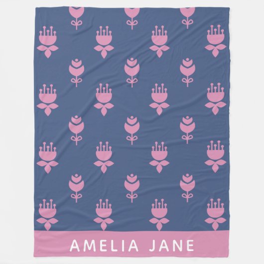 スカンジナビア花柄ブルーピンクモノグラムの色 フリースブランケット (正面)