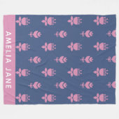 スカンジナビア花柄ブルーピンクモノグラムの色 フリースブランケット (正面(横))