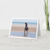 スカートを履いた少女がビーチを歩く カード (正面)