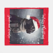 スカーフかわいらしとサンタハットのブラックラボ フリースブランケット (正面(横))