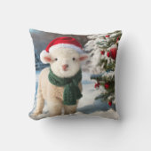 スカーフとサンタハットを身につけたかわいい子羊 クッション (正面)