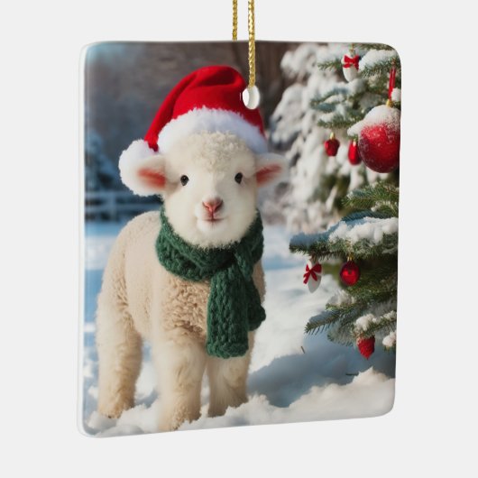 スカーフとサンタハットを身につけたかわいい子羊 セラミックオーナメント (右)