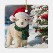 スカーフとサンタハットを身につけたかわいい子羊 セラミックオーナメント (裏面)