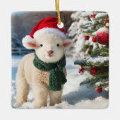 スカーフとサンタハットを身につけたかわいい子羊 セラミックオーナメント (正面)
