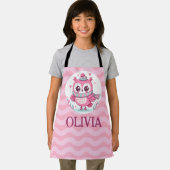 スカーフとフードを身に着けたかわいい小さなピンクのフクロウ エプロン (インサイチュ)