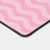 スカーフとフードを身に着けたかわいい小さなピンクのフクロウ デスクマット (コーナー)