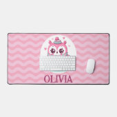 スカーフとフードを身に着けたかわいい小さなピンクのフクロウ デスクマット (キーボード&マウス)